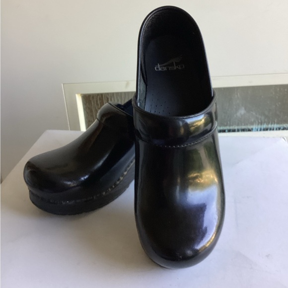 Dansko Glossy Black Leather Clogs Women's Size US 7 EU 38 - Picture 1 of 9